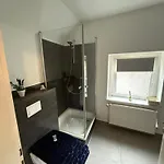 بيت للعطل Monteur Und Zentrum Wlan, Kueche Und Parkplatz *